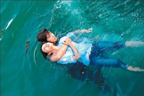 Tại sao có trường hợp chết đuối hộc máu tươi khi người nhà đến gần?