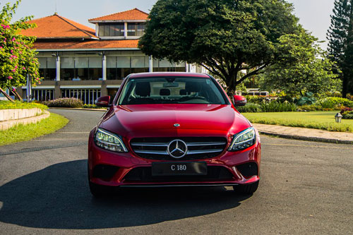 Mercedes-Benz C180 giá 1,399 tỷ đồng có ưu điểm gì để cạnh tranh với Toyota Camry, Honda Accord?
