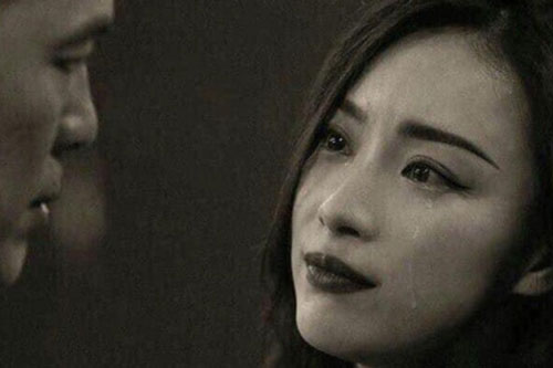 Ngày cưới, tôi lén lau nước mắt khóc thầm trước cảnh chồng bế con trai vào phòng ngủ rồi đóng cửa lại trước giờ rước dâu