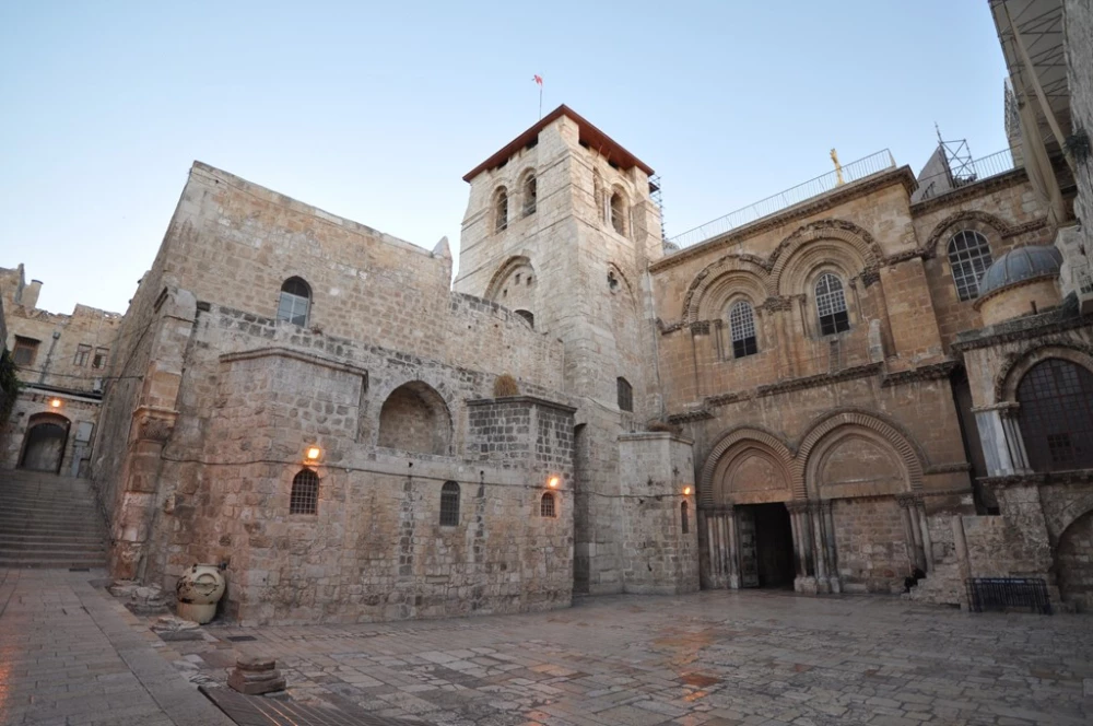  Khung cảnh bên ngoài nhà thờ Mộ Thánh tại Jerusalem. Ảnh: Wikimedia Commons.