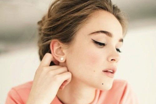 Phụ nữ có nốt ruồi ở vị trí này dù xấu đến mấy cũng khiến đàn ông chết không dứt ra được, cả đời giàu sang phú quý