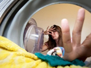 Mẹo khử mùi và làm sạch chất cặn bã vi khuẩn trong máy giặt, giúp quần áo luôn thơm mát