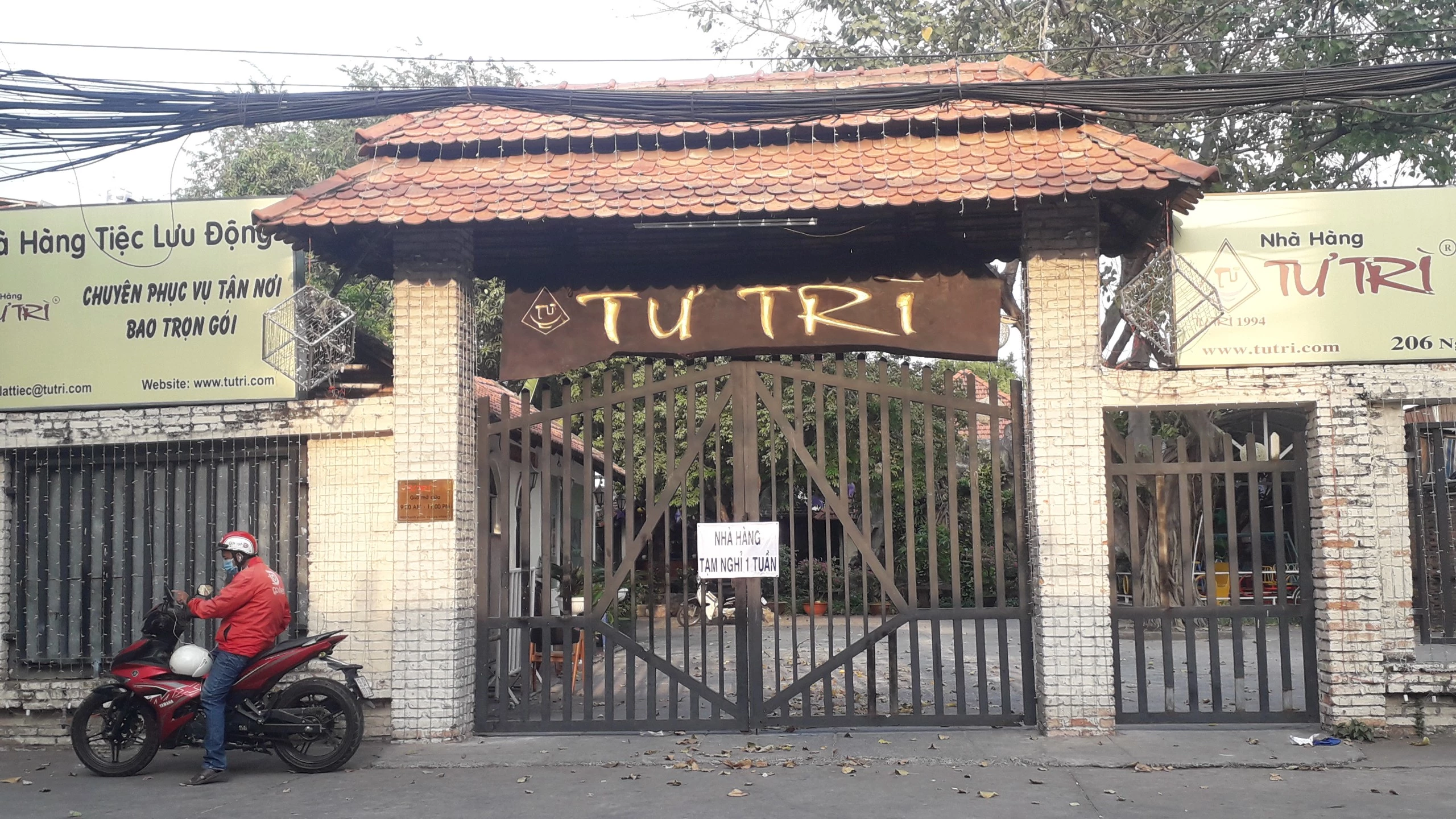 Loạt cửa hàng trên đường Nguyễn Phong Sắc (quận Cầu Giấy) phải đóng cửa do ảnh hưởng bởi dịch Covid-19