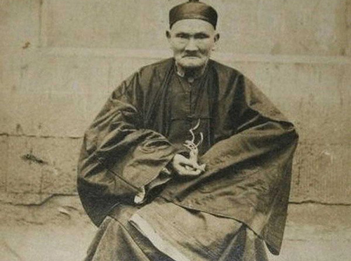 Người đàn ông thọ 256 tuổi, kết hôn với 23 người vợ và có 108 người con