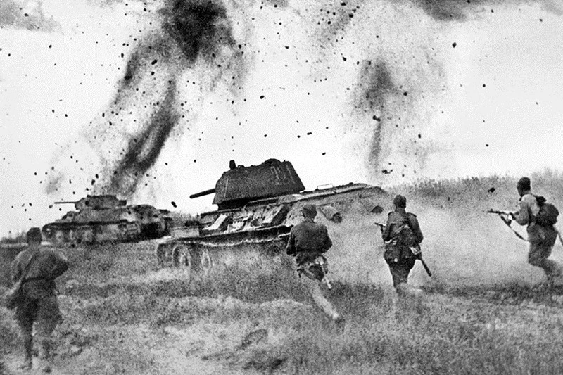 Trận chiến Kursk (5/7-23/8/1943) giữa Hồng quân Liên Xô và quân đội phát xít Đức là một trong các trận đánh lớn nhất và đẫm máu nhất trong Thế chiến 2. Hồng quân mất 250.000 binh sĩ, còn lực lượng Đức Quốc xã mất tới 500.000 lính.