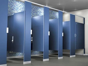 Vì sao toilet công cộng có khoảng hở 'vô duyên'?