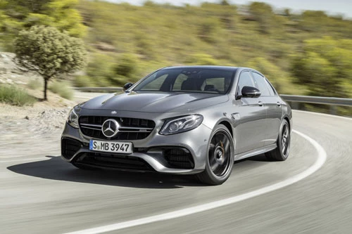 =2. Mercedes-AMG E 63 S 2020 (thời gian tăng tốc từ 0-96 km/h: 3 giây).