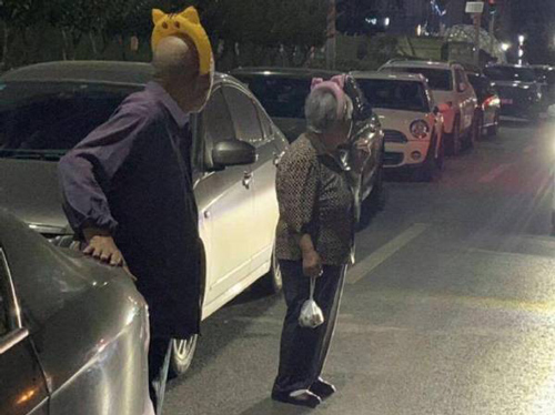 Thích thú với hình ảnh 2 cụ đeo bờm hình thú ngộ nghĩnh trên phố nhưng dòng chú thích đi kèm mới gây "sốt"