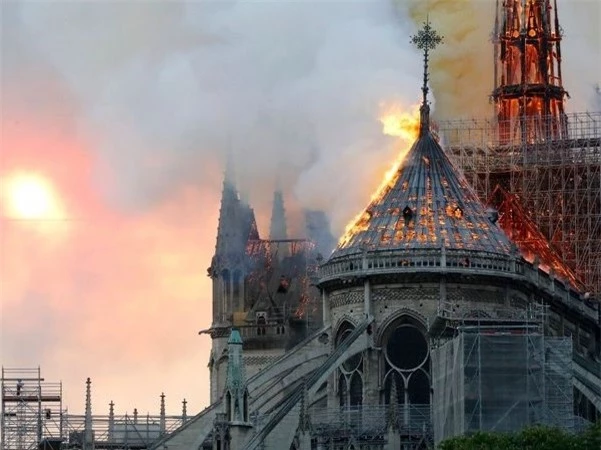 5 SỰ THẬT ít được biết đến của Nhà thờ Đức Bà Paris: Thi hào Victor Hugo từng tiên đoán về vụ hỏa hoạn