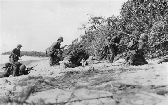 Lính Mỹ khi đổ bộ lên bờ biển Saipan đã bị quân Nhật bắn tỉa. Ảnh: Thủy quân lục chiến Mỹ.