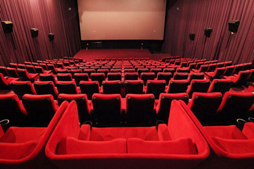 Tại sao các rạp chiếu phim phải làm rèm cửa bằng vải đỏ?