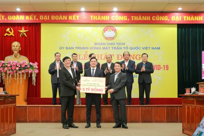Thủ tướng Nguyễn Xuân Phúc và các đại biểu chứng kiến đại diện Tập đoàn Hưng Thịnh trao 5 tỉ đồng ủng hộ công tác phòng, chống dịch COVID-19