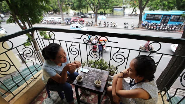 Một quán cà phê nhìn xuống hồ Hoàn Kiếm Hà Nội (ảnh: Luong Thai Linh/EPA/Shutterstock)