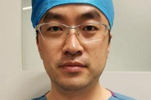 Người phụ nữ xinh đẹp càng ngày càng giống đàn ông và sự thật phía sau