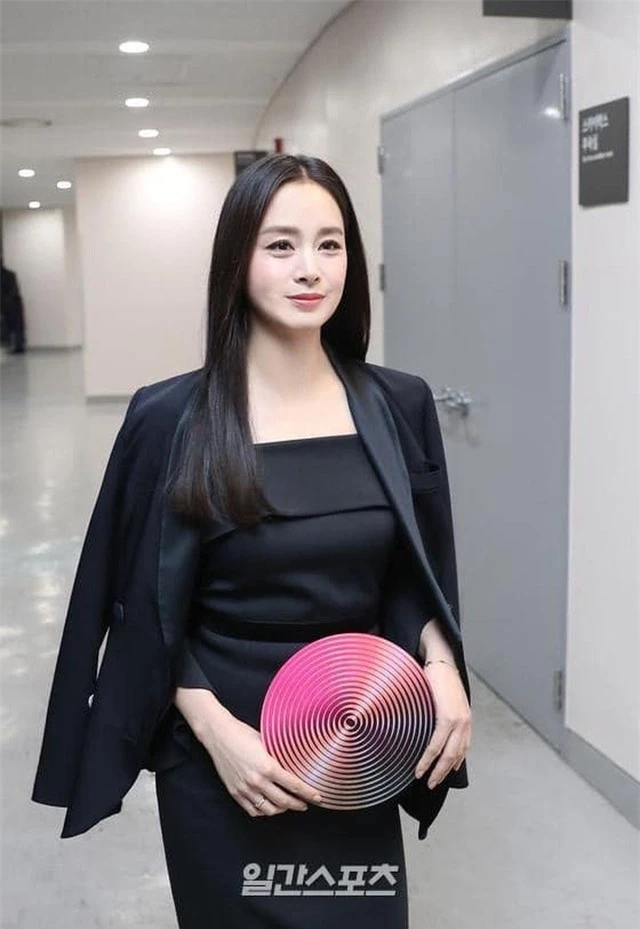 Nhan sắc trẻ trung của Kim Tae Hee ở tuổi 40 - 11