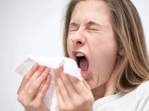 Vì sao chúng ta không thể mở mắt khi hắt hơi?