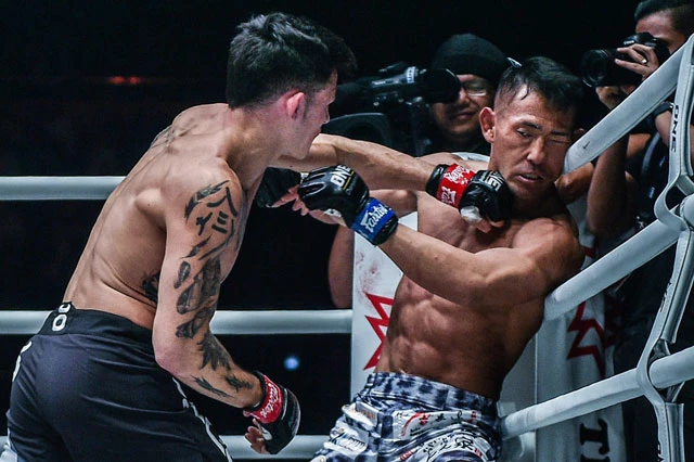 Thanh Lê ra đòn hạ knock-out đối thủ.