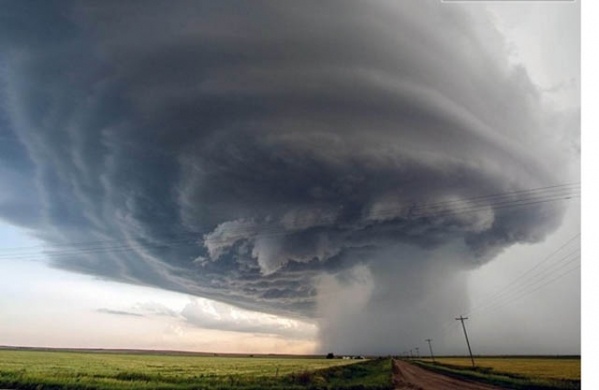 Điều gì sẽ xảy ra nếu con người nhảy dù vào vòi rồng?