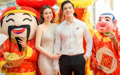 Khánh My diện đầm lệch vai khoe thân hình quả lê, tình tứ bên bạn trai soái ca