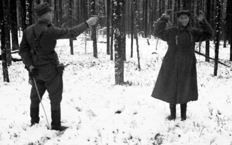 Điệp viên Liên Xô cười trong lúc bị một quân nhân Phần Lan hành quyết bằng súng. Ảnh: Bộ Quốc phòng Phần Lan.