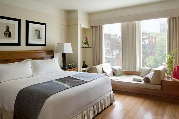 Vì sao phòng ngủ trong khách sạn không có gối ôm?