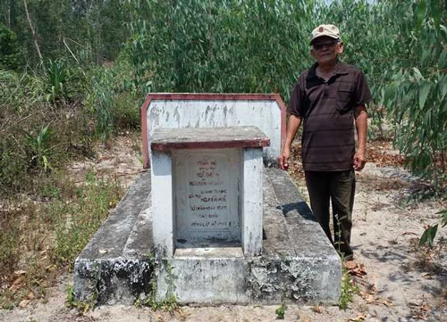 Cụ Thiển bên mộ thứ phi vua Quang Trung.