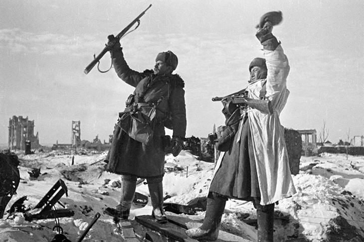 Chiến sĩ Hồng quân Liên Xô vui mừng trước việc giải phóng thành phố Stalingrad khỏi phát xít Đức.