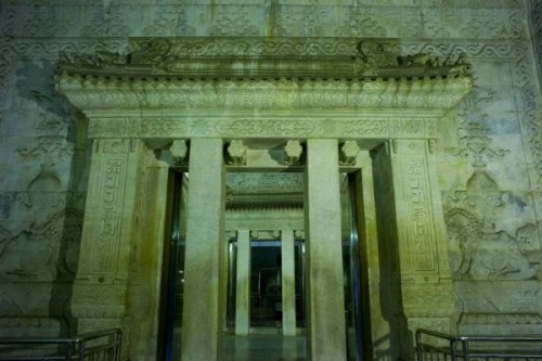 Cửa vào lăng mộ của Càn Long có những nét chạm khắc tỉ mỉ