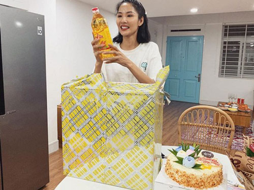 Á hậu Hoàng Thùy được tặng quà sinh nhật là dưa chuột và dầu ăn
