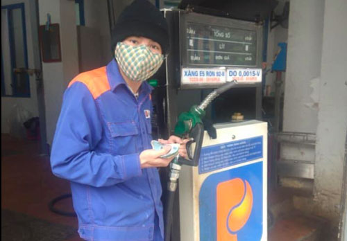 Đi đổ xăng nhưng lại quên mang ví, nhân viên cây xăng đã đưa ra lời đề nghị đặc biệt khiến khách hàng xúc động