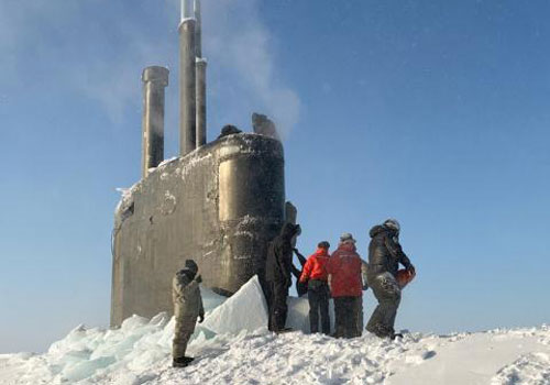 Tàu ngầm Mỹ đội băng Bắc Cực: Không thể thiếu...xẻng, cưa máy