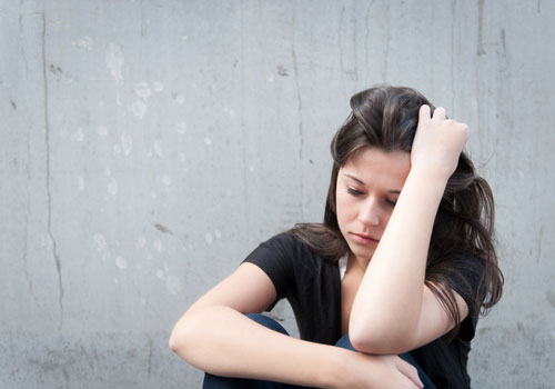 Thấy cái váy nhàu nhĩ nằm vắt vẻo trên giường, tôi vừa lên tiếng mắng em chồng thì mẹ chồng đem vứt vào người tôi một cái váy khác với câu nói ức chế tận cổ