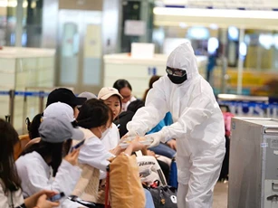 100 sinh viên Đại học Y Hà Nội tình nguyện đi chống dịch Covid-19 tại sân bay Nội Bài