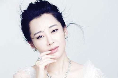 Ph&#x1EAD;n &#x111;&#x1EDD;i &quot;m&#x1ED9;t tr&#x1EDD;i m&#x1ED9;t v&#x1EF1;c&quot; m&#x1EF9; nh&#xE2;n phim Kim Dung: Ng&#x1B0;&#x1EDD;i t&#x1EF1; t&#x1EED;, k&#x1EBB; h&#x1EA1;nh ph&#xFA;c b&#xEA;n &#x111;&#x1EA1;i gia