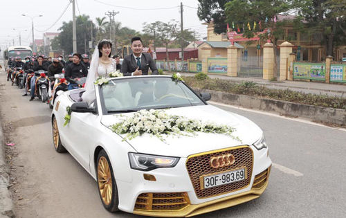Đám cưới Phú Thọ "gây sốt" với xe hoa Audi mạ vàng và dàn SH theo sau "siêu khủng"