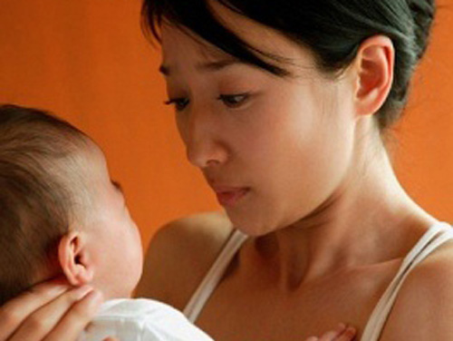 Cô bồ xinh đẹp vừa sinh con cho người tình, "bà cả" tìm đến tận viện đưa 5 tỷ kèm lời đề nghị "sốc"