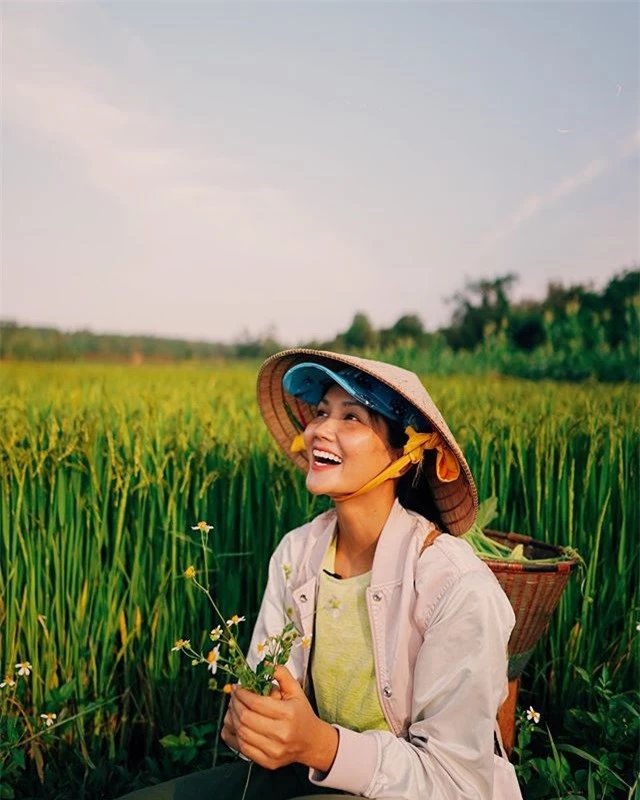 H'Hen Niê cùng bạn trai tin đồn tiếp tục lộ bằng chứng hẹn hò &quot;hai năm rõ mười&quot;, chỉ còn chờ ngày công khai - Ảnh 2.