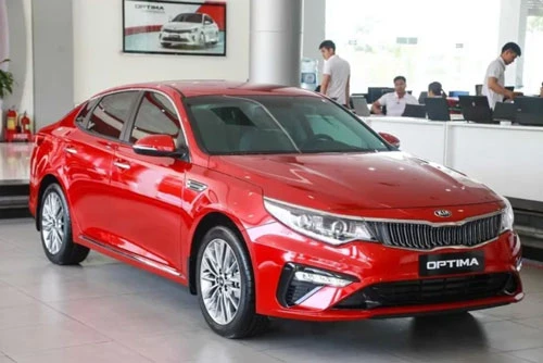 Kia Optima bán được 72 chiếc.