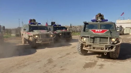 Đoàn tuần tra của cảnh sát quân sự Nga lại bị binh sĩ Mỹ chặn ở khu vực Đông Bắc Syria. Ảnh: Al Masdar News.