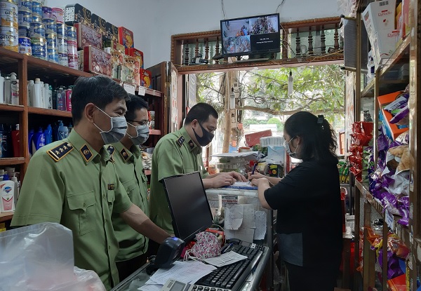 Lực lượng QLTT xử phạt gần 95 triệu đồng các cơ sở kinh doanh thiết bị y tế