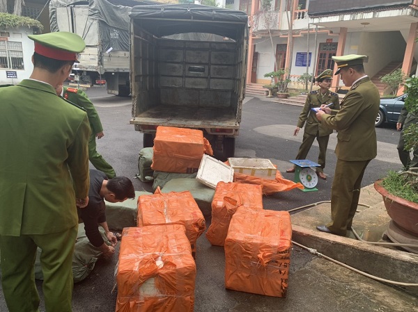 Bắc Giang phát hiện ô tô chở 1.500 kg lòng lợn không có Giấy chứng nhận kiểm dịch