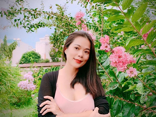 Thích thú với khu vườn toàn "hoa quả ngoại" của ca sĩ Mỹ Lệ