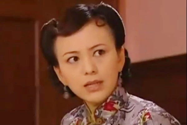 Năm 2001, nữ diễn viên Vương Lâm gây chú ý với vai diễn "dì Tuyết" Vương Tuyết Cầm trong phim truyền hình Tân dòng sông ly biệt. Nhân vật này khiến khán giả ghét cay ghét đắng vì tính cách hai mặt, thủ đoạn. Trước mặt chồng, dì Tuyết thể hiện mình là một người ngoan ngoãn, yêu chồng, thương con. Tuy nhiên, bà lại là một người mẹ thủ đoạn, tìm cách đuổi người vợ khác của chồng ra đường, ly gián tình cha con Lục Chấn Hoa - Lục Y Bình. Vì đóng vai ác quá đạt nên Vương Lâm từng bị công chúng xa lánh. Khi ra đường, nữ diễn viên còn bị mọi người mắng chửi là "hồ ly tinh", đến người bán hàng cũng từ chối bán hàng cho cô.