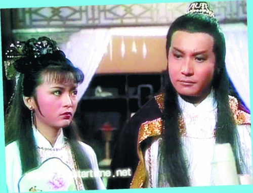 Vương Ngữ Yên (Trần Ngọc Liên) và biểu ca Mộ Dung Phục (Thạch Tu) trong Thiên long bát bộ 1983. Vương Ngữ Yên (Trần Ngọc Liên) và biểu ca Mộ Dung Phục (Thạch Tu) trong Thiên long bát bộ 1983.
