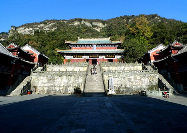 Đạo giáo ở núi Võ Đang bắt đầu từ đời Chu do Doãn Hy mở. Theo truyền thuyết, Doãn Hy về ở ẩn tại Võ Đang sơn dưới chân vách đá Tam Thiên Môn.