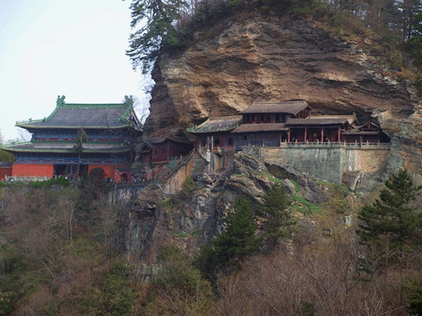 Ngày nay, quần thể công trình cổ của núi Võ Đang vẫn được gìn giữ khá nguyên vẹn. Đoạn đường dài 70 km từ chân núi đến đỉnh núi có đến 32 đền thờ Đạo Giáo chủ yếu được xây dựng theo lối kiến trúc thời nhà Nguyên, Minh, Thanh.
