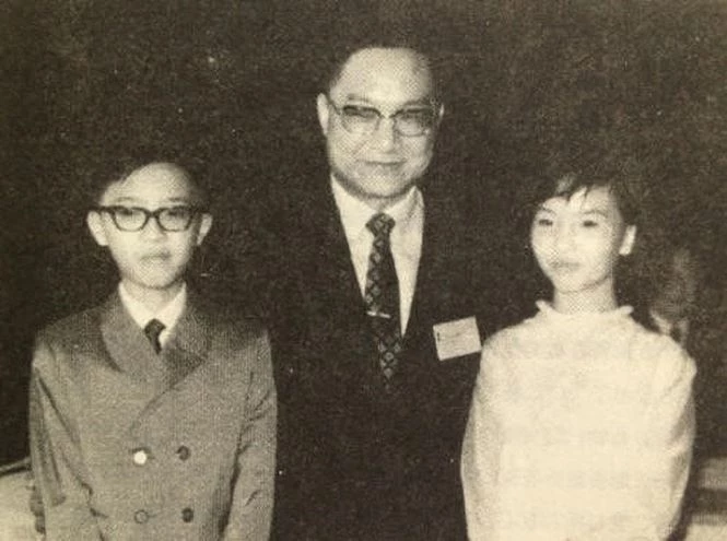 Kim Dung và các con. Ngoài cùng bên trái là con trai đầu Tra Truyền Hiệp. Kim Dung và các con. Ngoài cùng bên trái là con trai đầu Tra Truyền Hiệp.