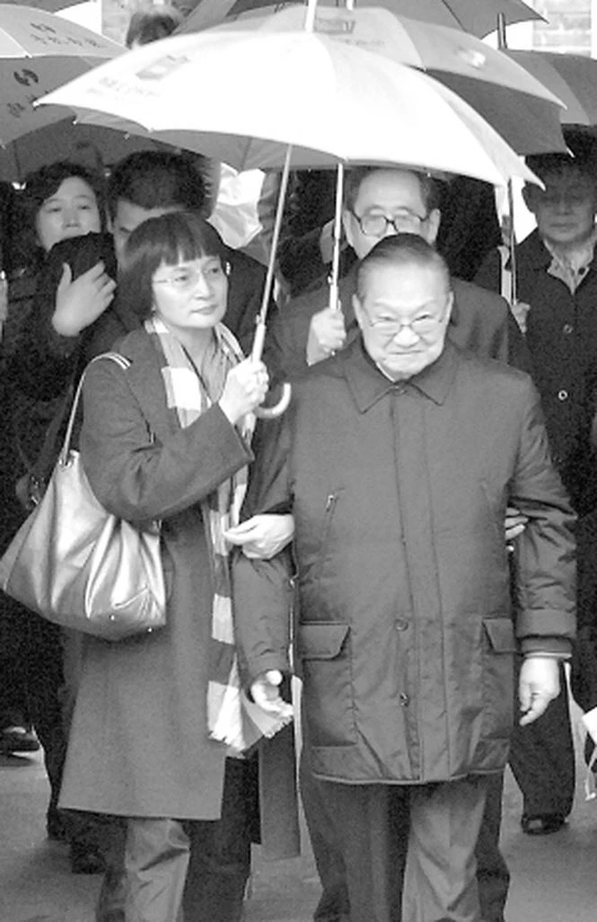 Kim Dung và người vợ thứ ba Lâm Nhạc Di. Kim Dung và người vợ thứ ba Lâm Nhạc Di.