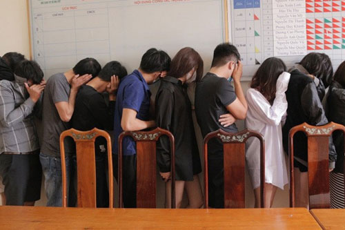 Bắt quả tang 11 cậu ấm, cô chiêu “đập đá” trong khách sạn ở Hà Tĩnh