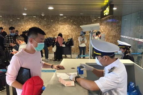 Bộ Y tế "thông báo khẩn" về việc tìm hành khách trên chuyến bay có bệnh nhân COVID-19